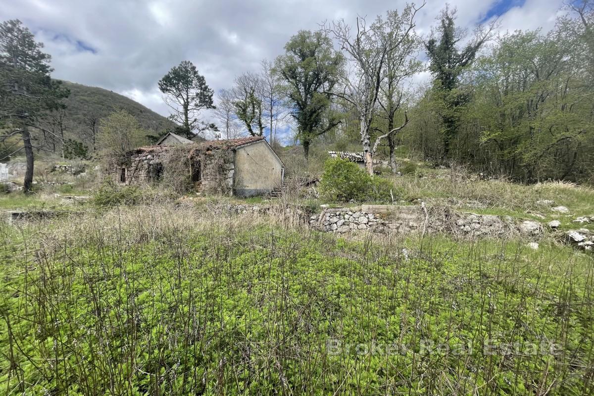 Prostorný pozemek se stavební plochou