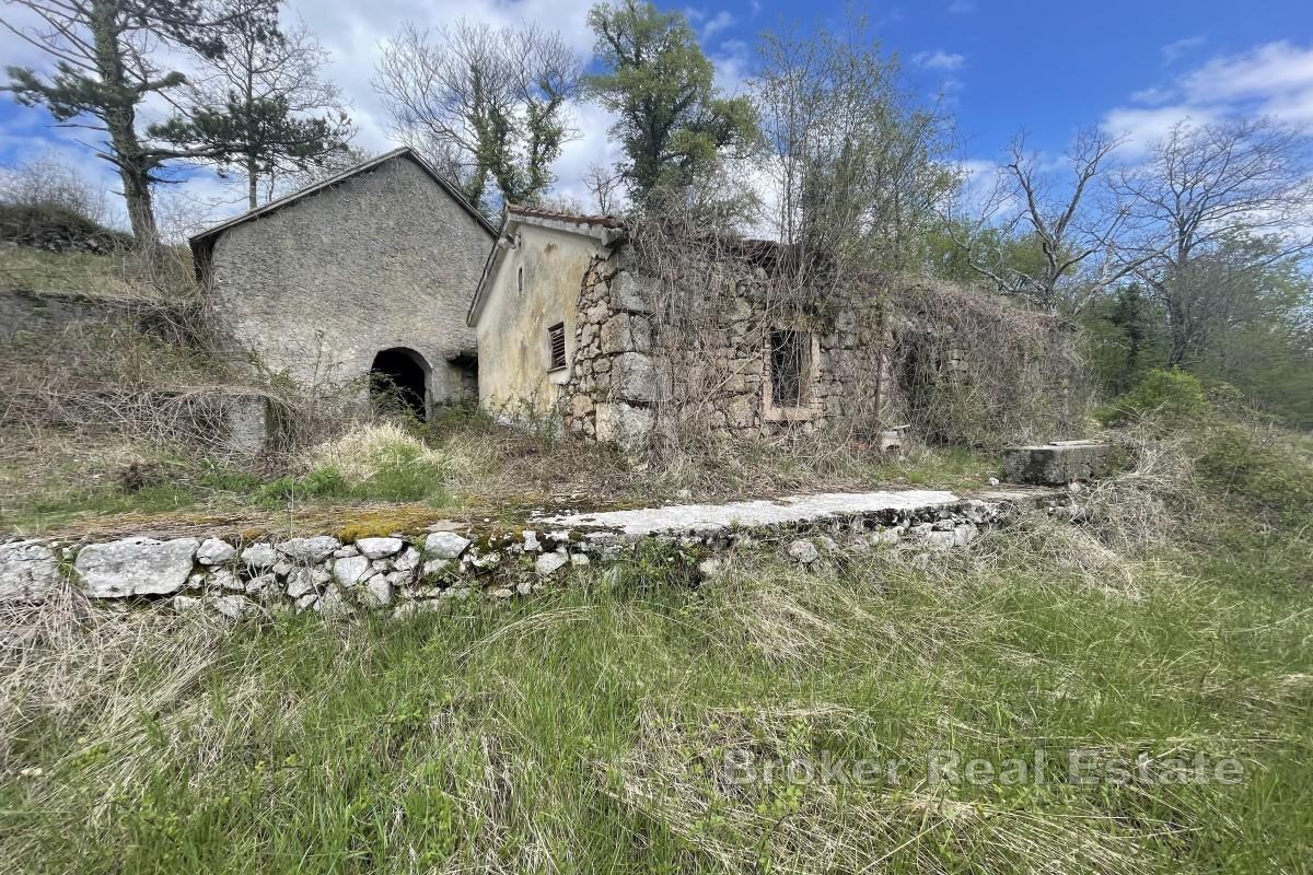 Romslig tomt med byggeareal