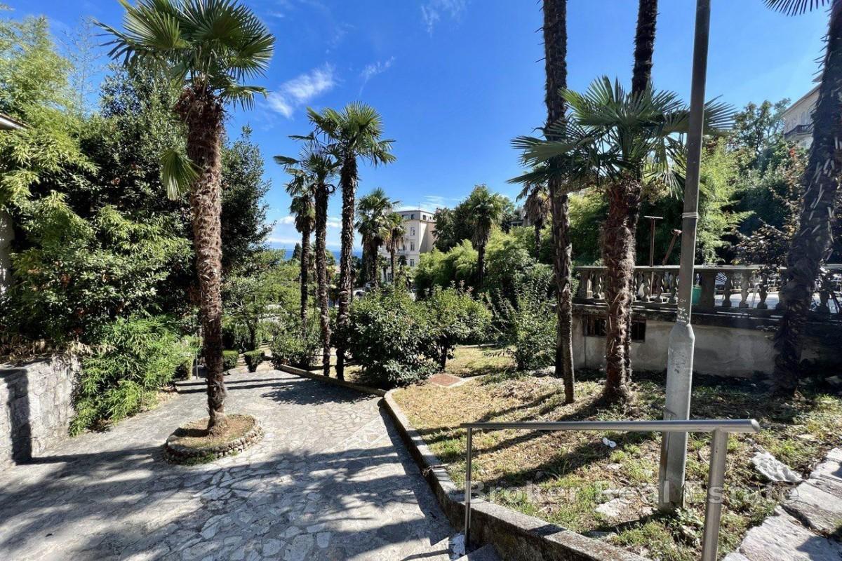 Lägenhet med terrass och havsutsikt