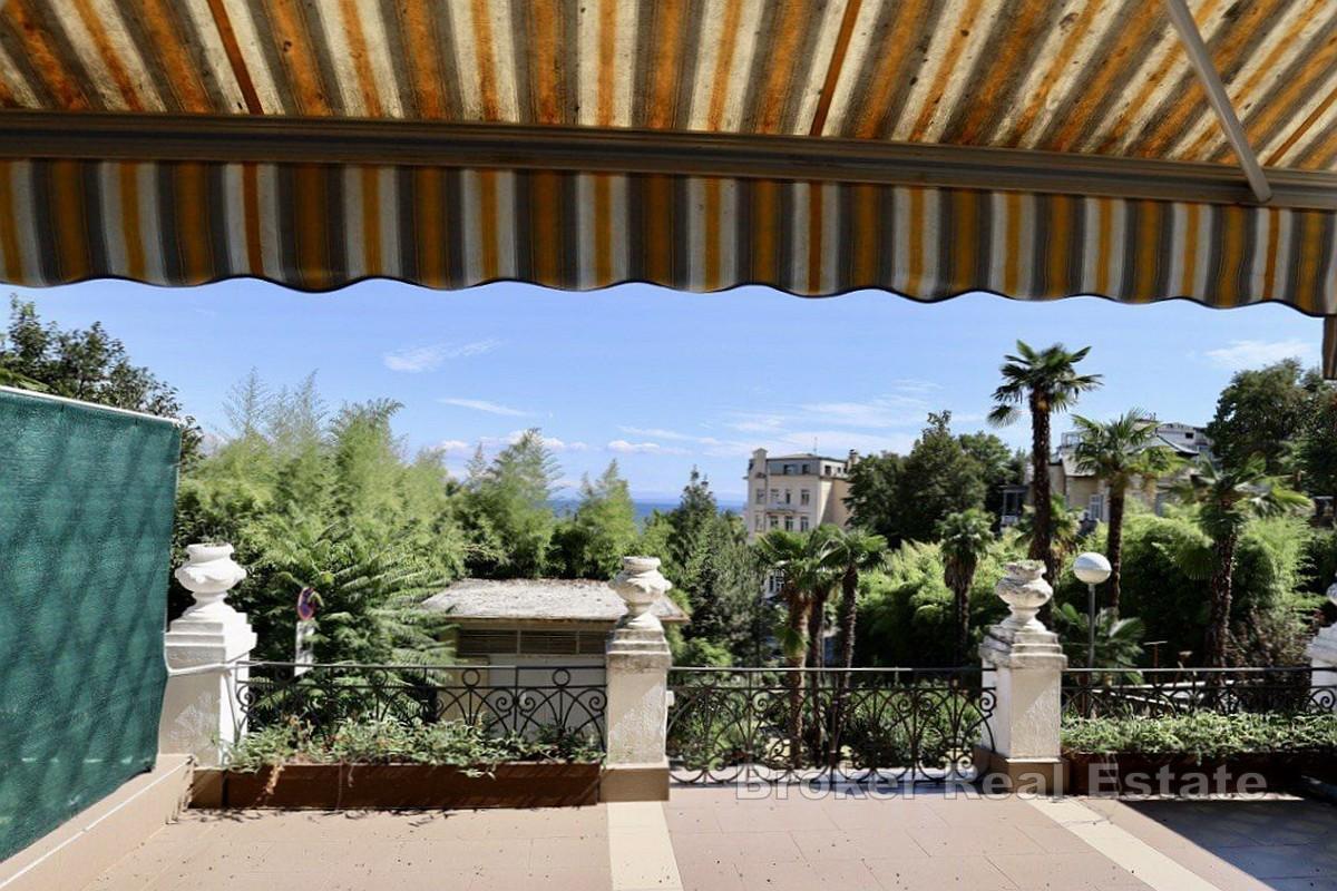 Lägenhet med terrass och havsutsikt