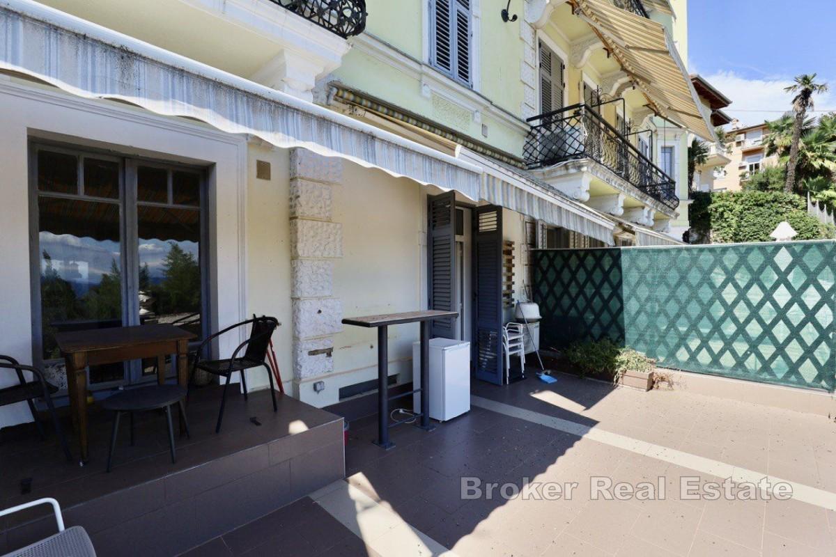 Lägenhet med terrass och havsutsikt