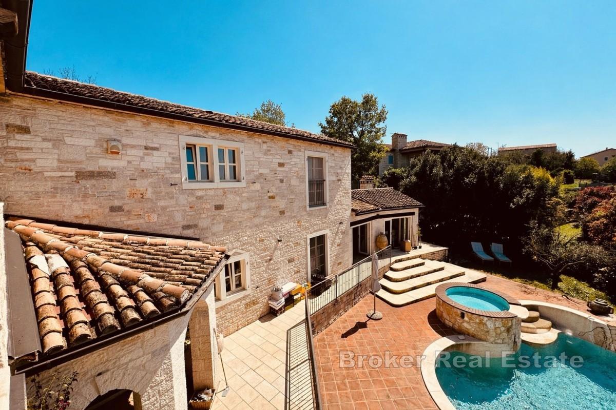 Kamenná vila s bazénom a záhradou