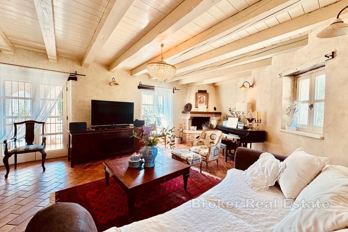 Kamenná vila s bazénom a záhradou