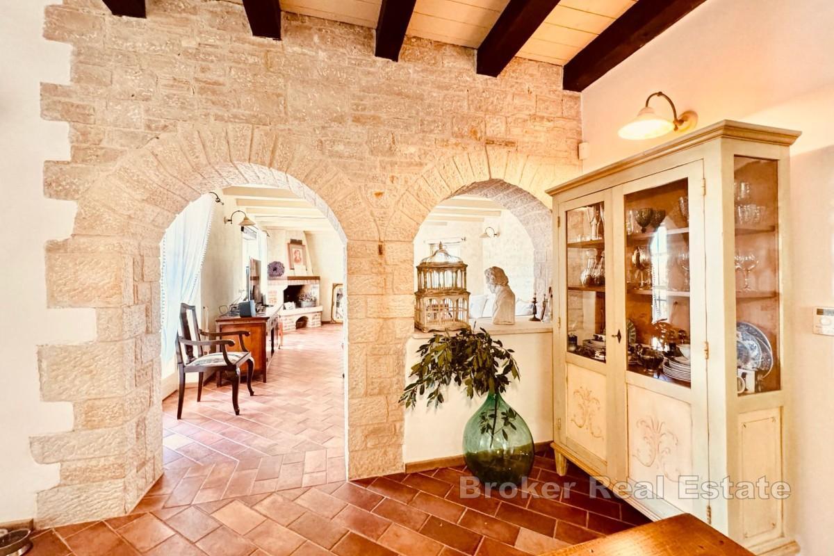 Kamenná vila s bazénom a záhradou