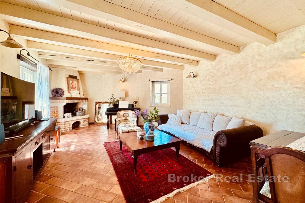 Kamenná vila s bazénom a záhradou