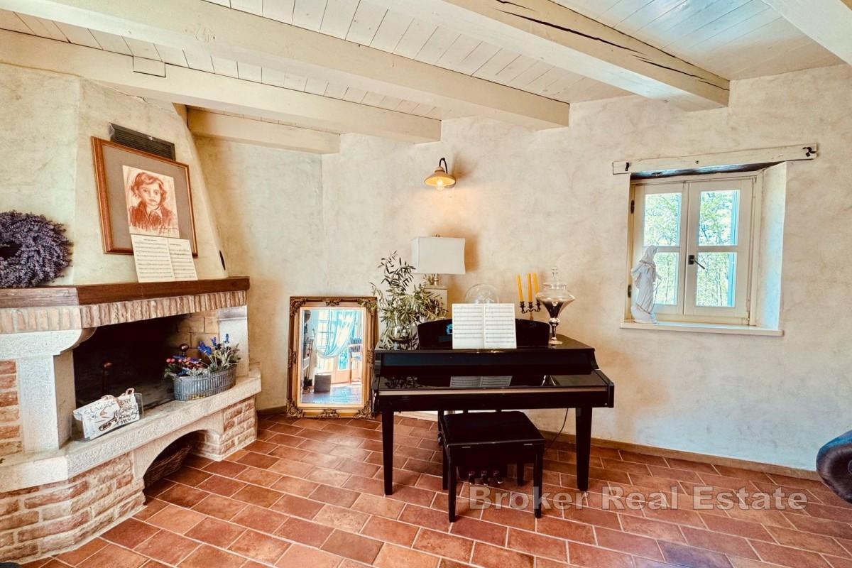 Kamenná vila s bazénom a záhradou