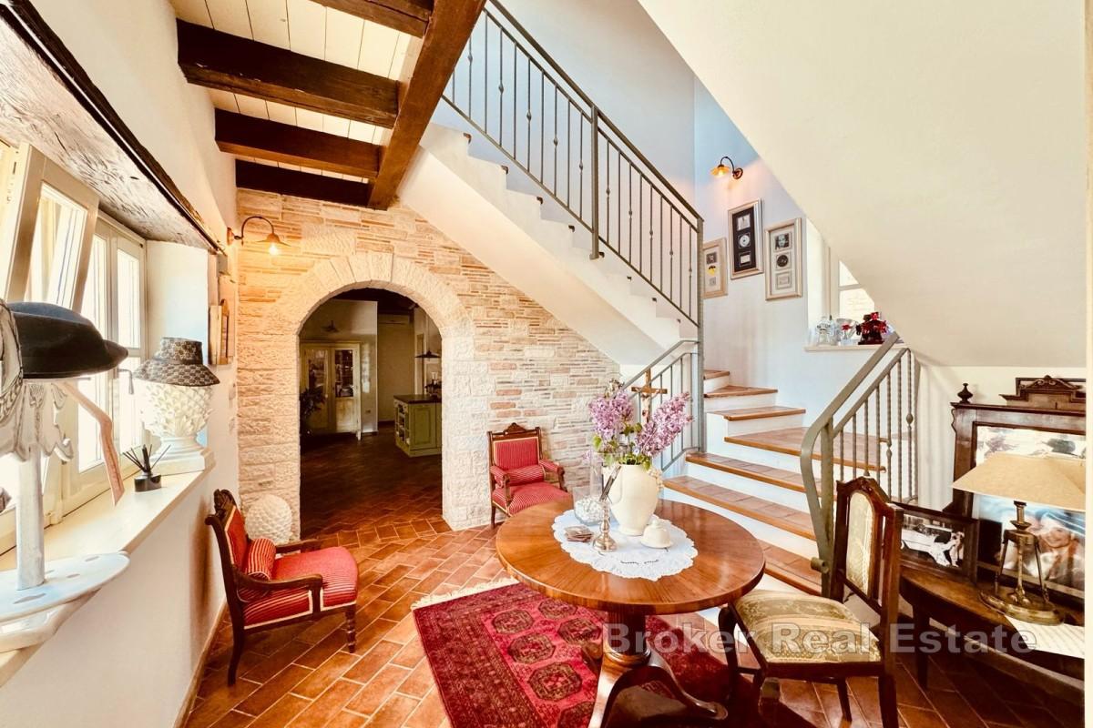 Kamenná vila s bazénom a záhradou