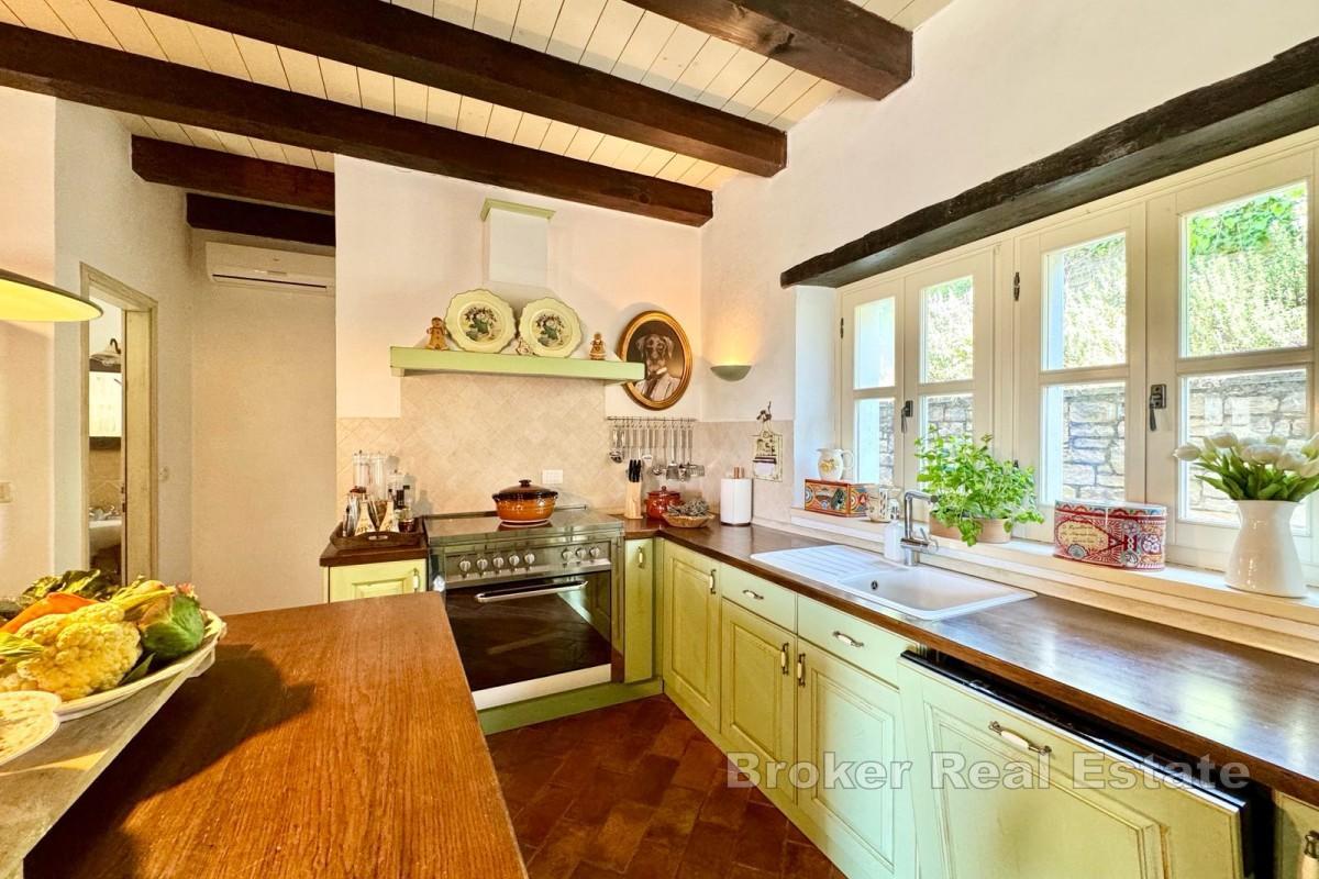 Kamenná vila s bazénom a záhradou