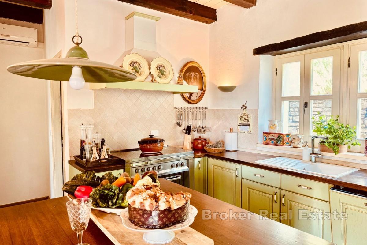 Kamenná vila s bazénom a záhradou