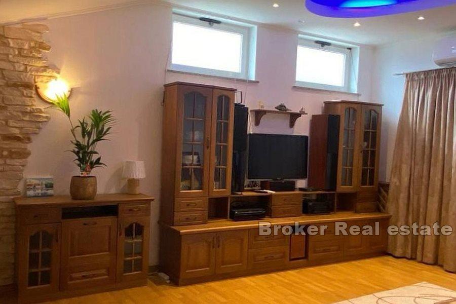 Casa con appartamenti nella tranquilla Štinjan