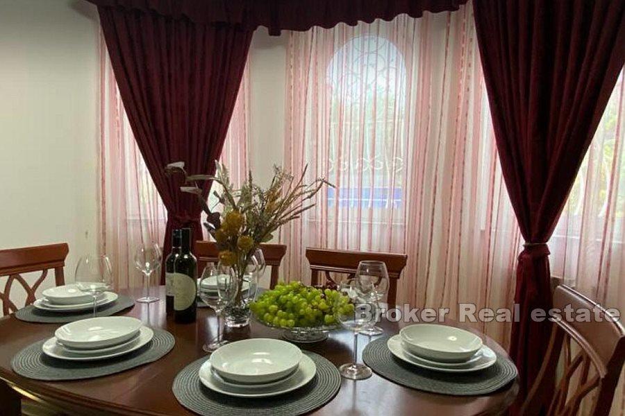 Casa con appartamenti nella tranquilla Štinjan