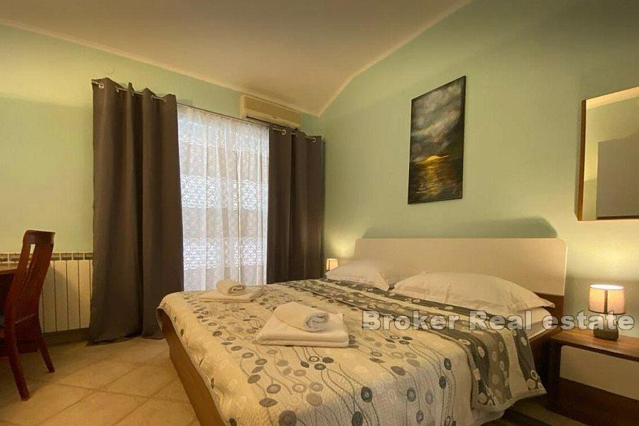 Casa con appartamenti nella tranquilla Štinjan