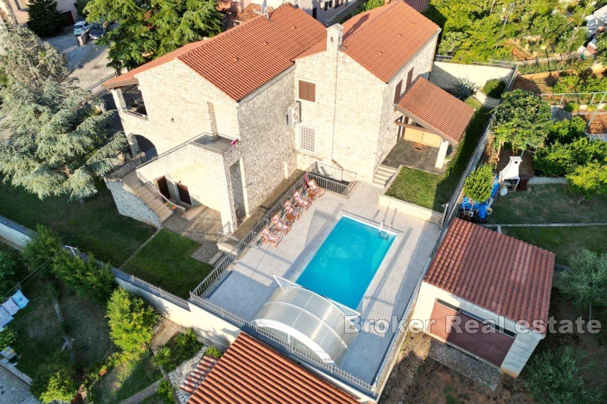 Villa en pierre unique dans un cadre tranquille