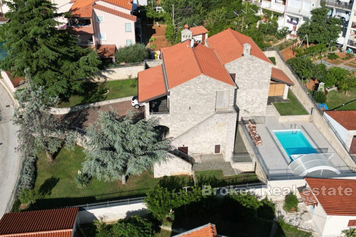 Villa en pierre unique dans un cadre tranquille