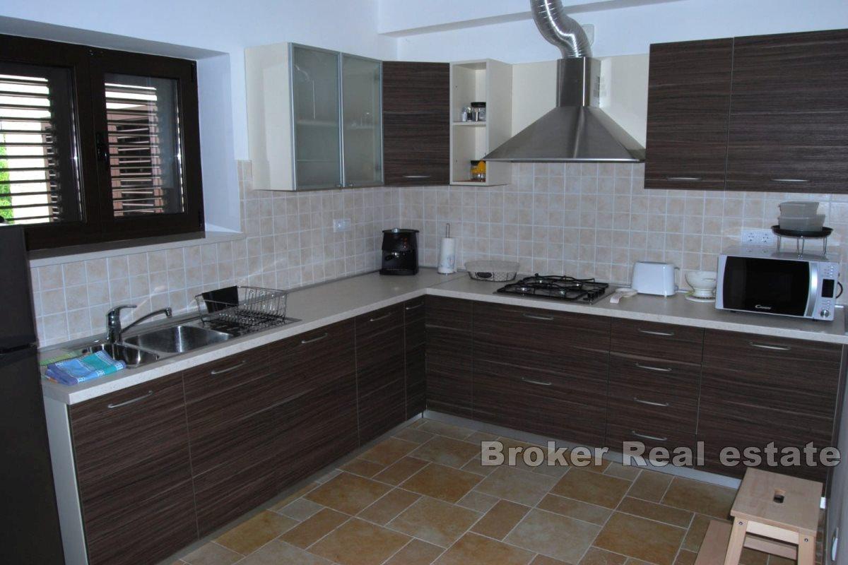 Villa en pierre unique dans un cadre tranquille