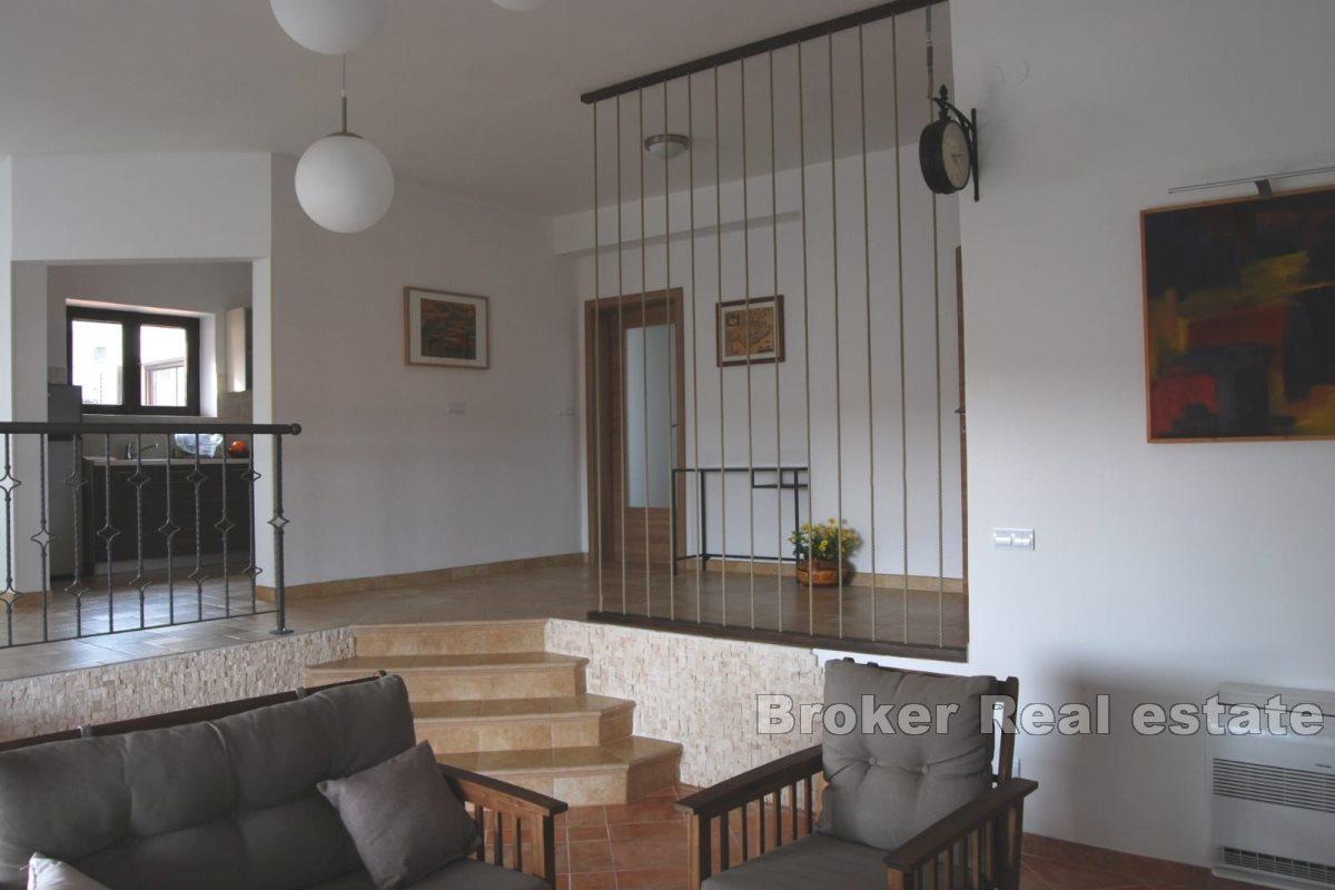 Unik steinvilla i rolige omgivelser