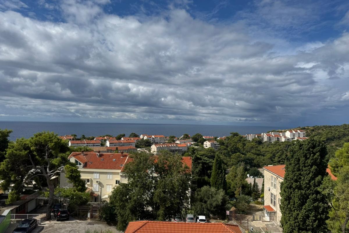 Četvorosoban stan na atraktivnoj lokaciji