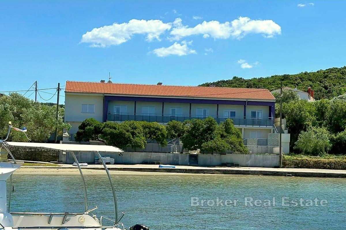 Apartmanska kuća prvi red do mora