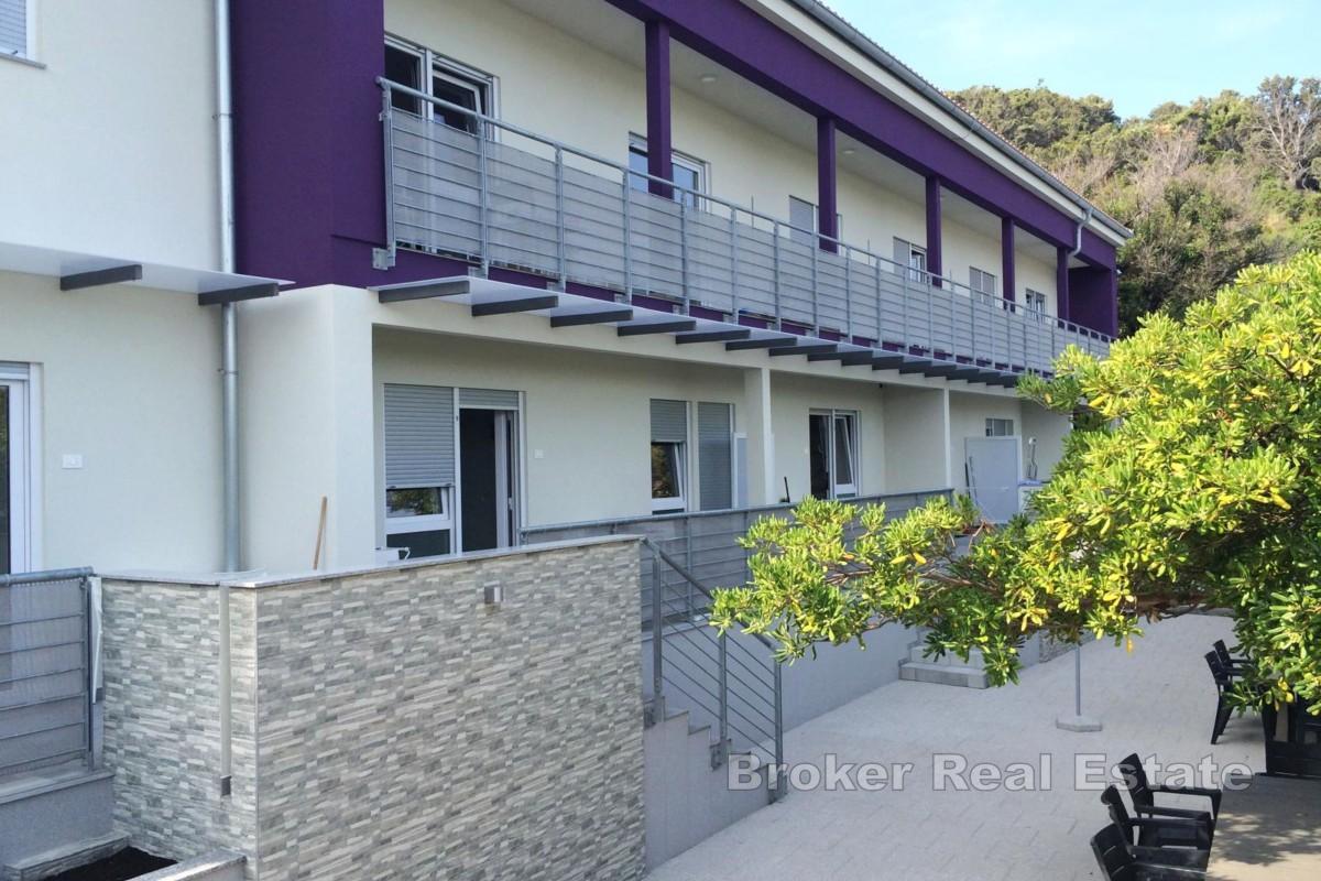 Apartmanska kuća prvi red do mora