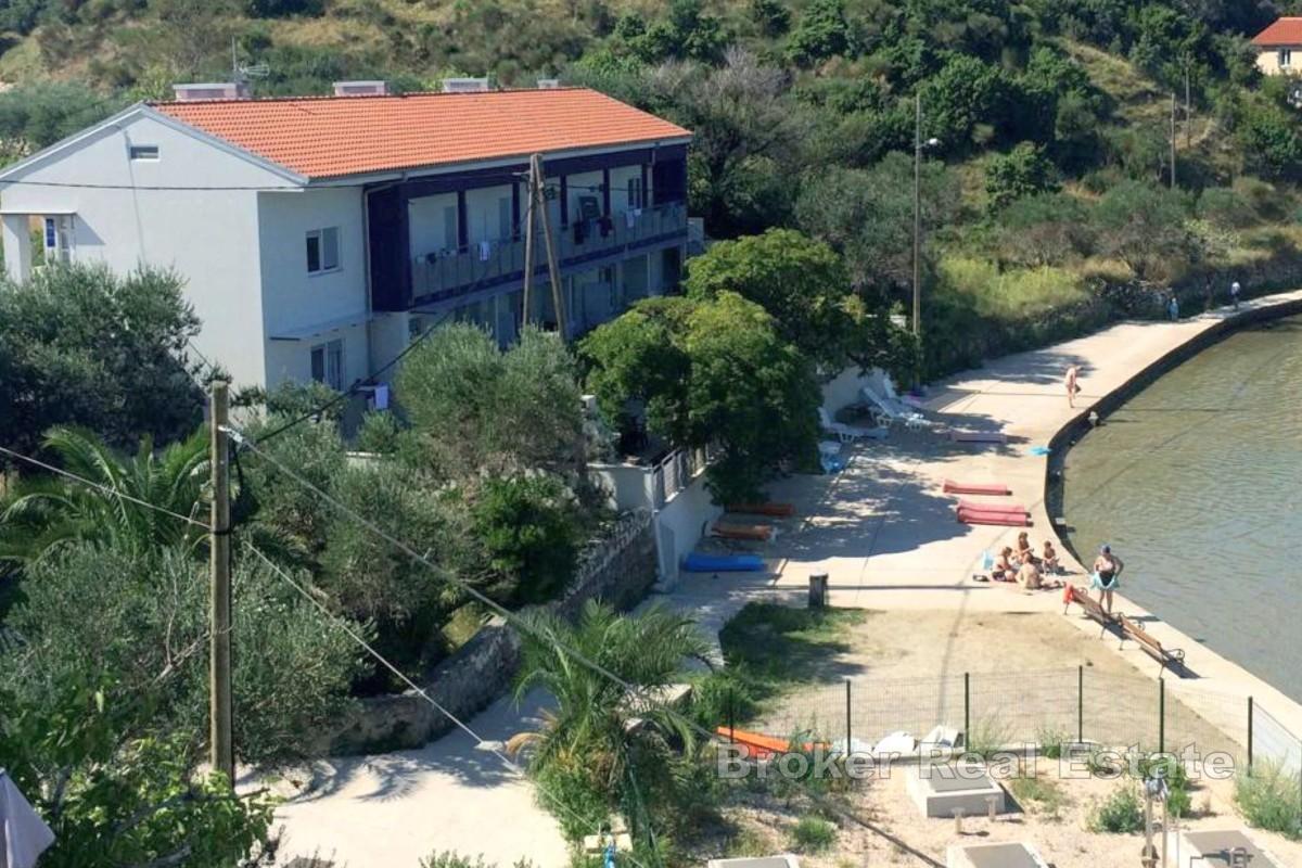 Apartmanska kuća prvi red do mora