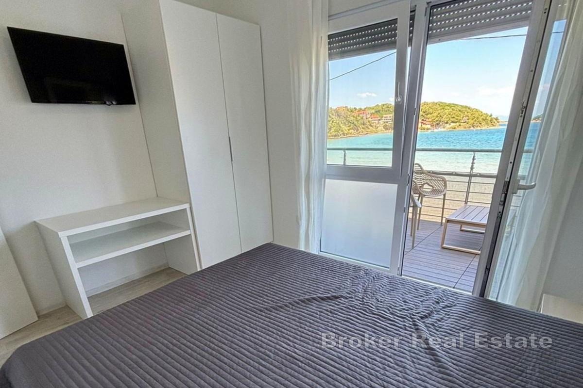 Apartmanska kuća prvi red do mora