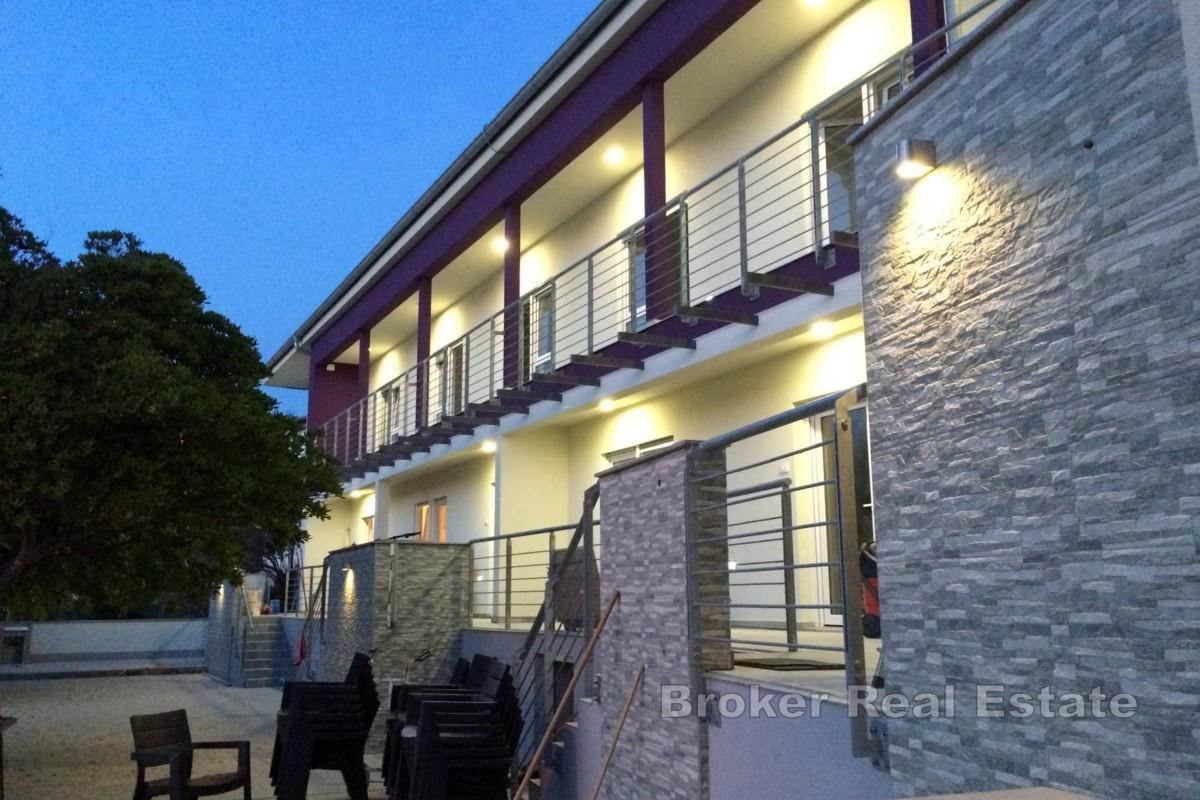 Apartmanska kuća prvi red do mora