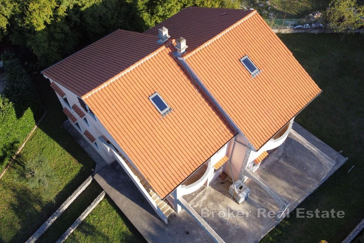 Romslig hus i rolig beliggenhet