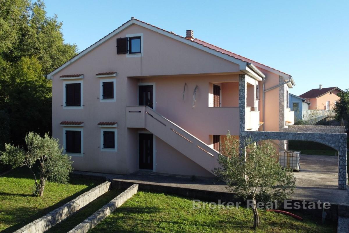 Romslig hus i rolig beliggenhet