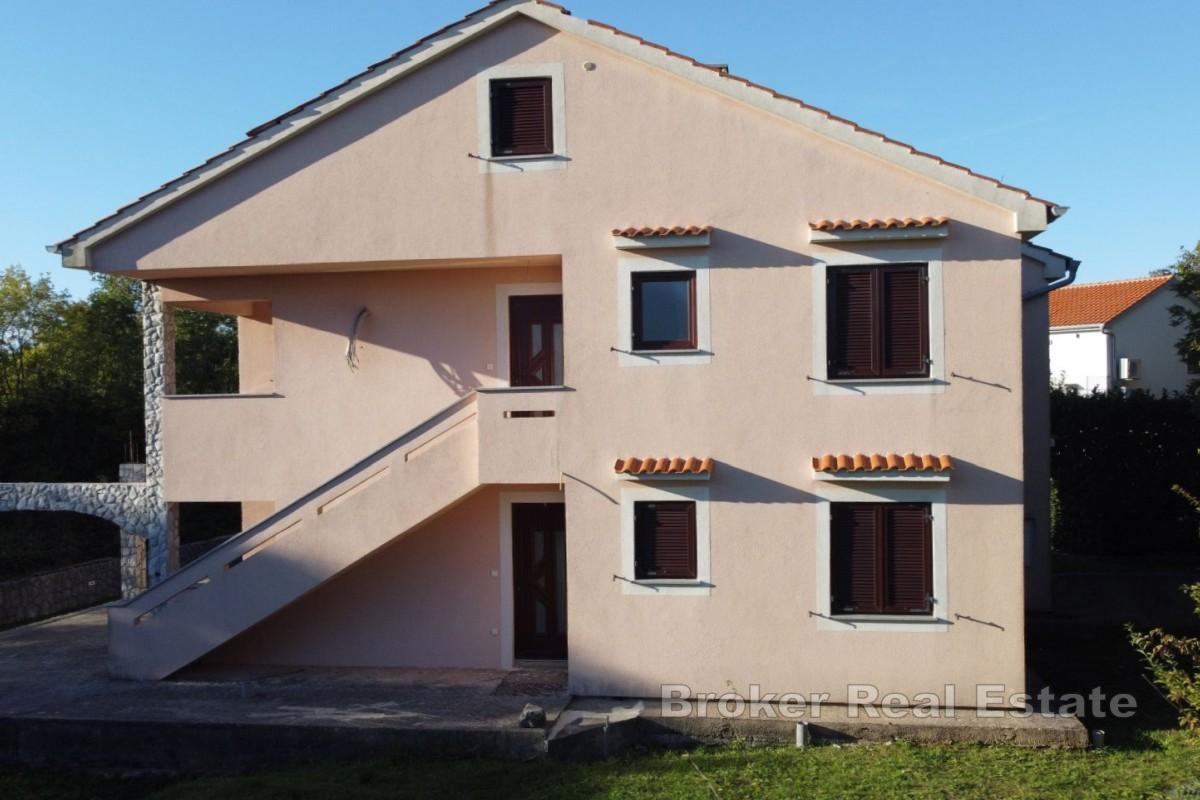 Romslig hus i rolig beliggenhet