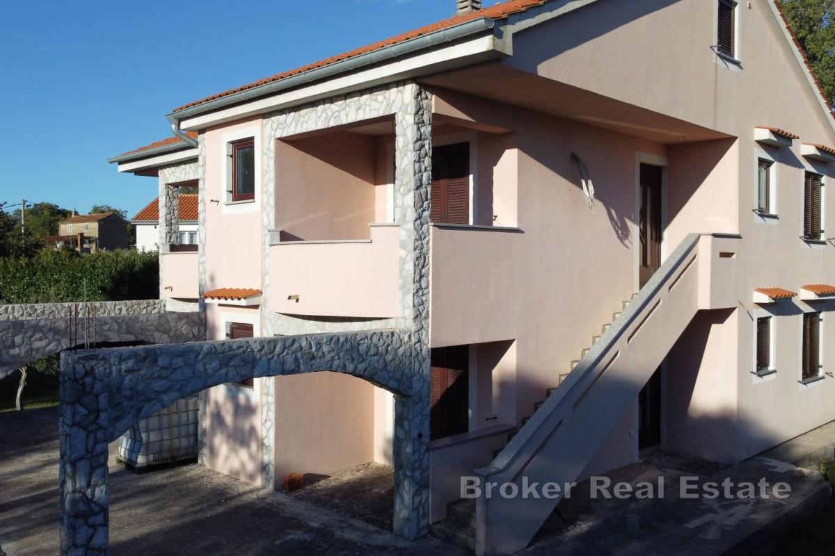 Romslig hus i rolig beliggenhet