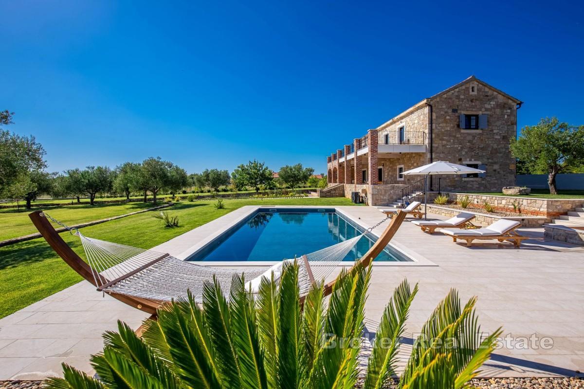 Luxusní vila s tenisovým kurtem a bazénem