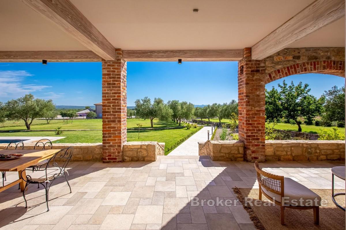 Luksusvilla med tennisbane og svømmebasseng