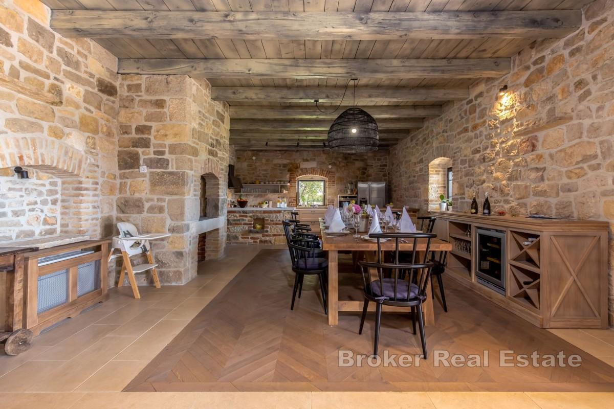 Luxusní vila s tenisovým kurtem a bazénem