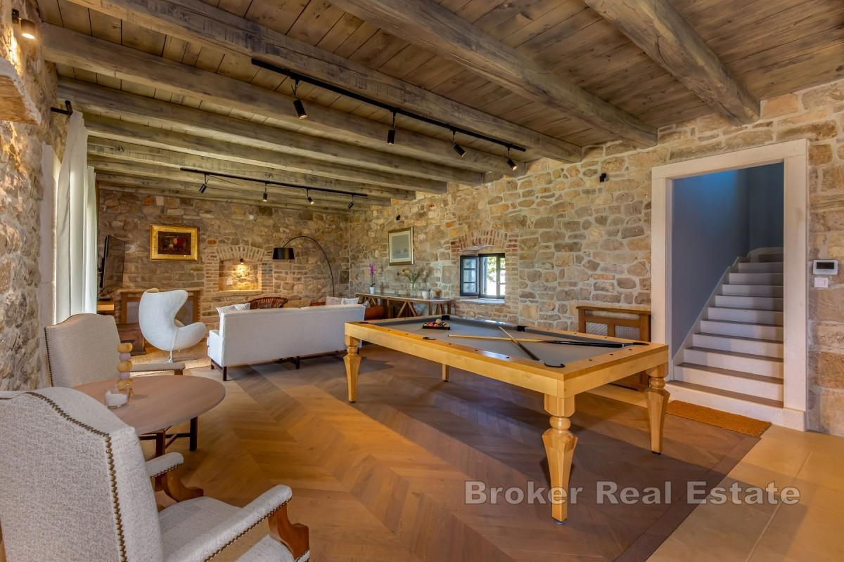 Luxusní vila s tenisovým kurtem a bazénem