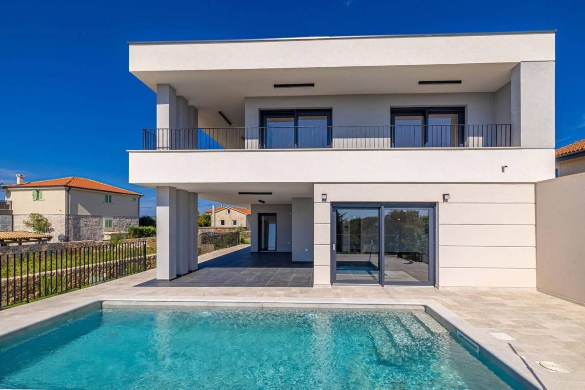 Villa med basseng i rolig beliggenhet