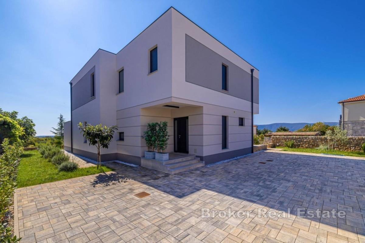 Villa med basseng i rolig beliggenhet