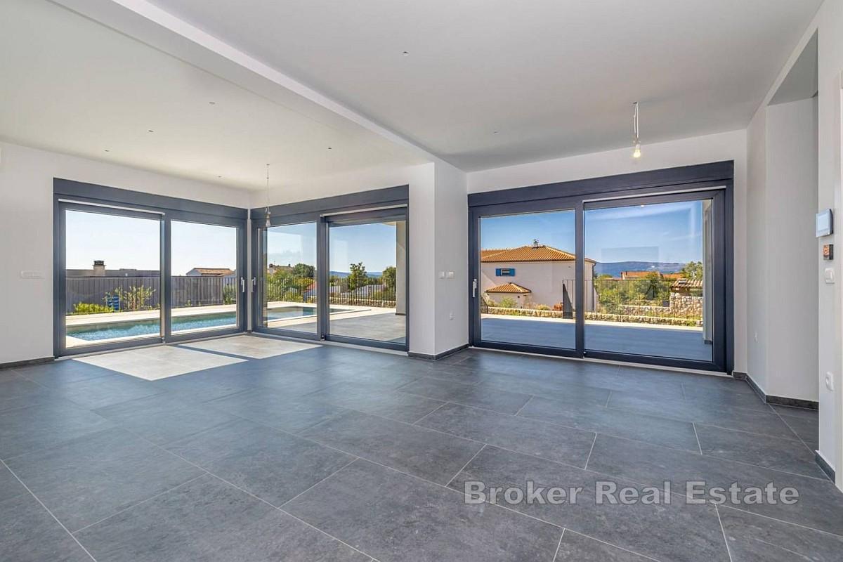 Villa med basseng i rolig beliggenhet