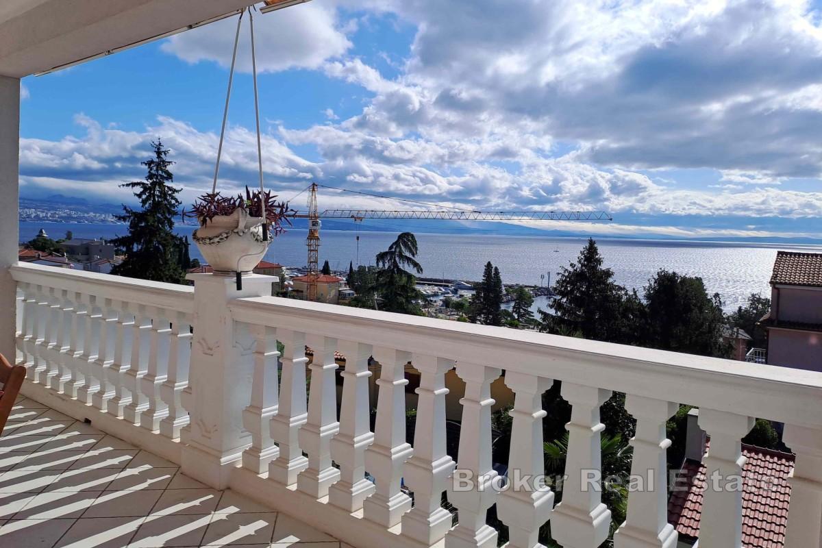 Wohnung in einer Villa mit Taverne, Garten und Meerblick
