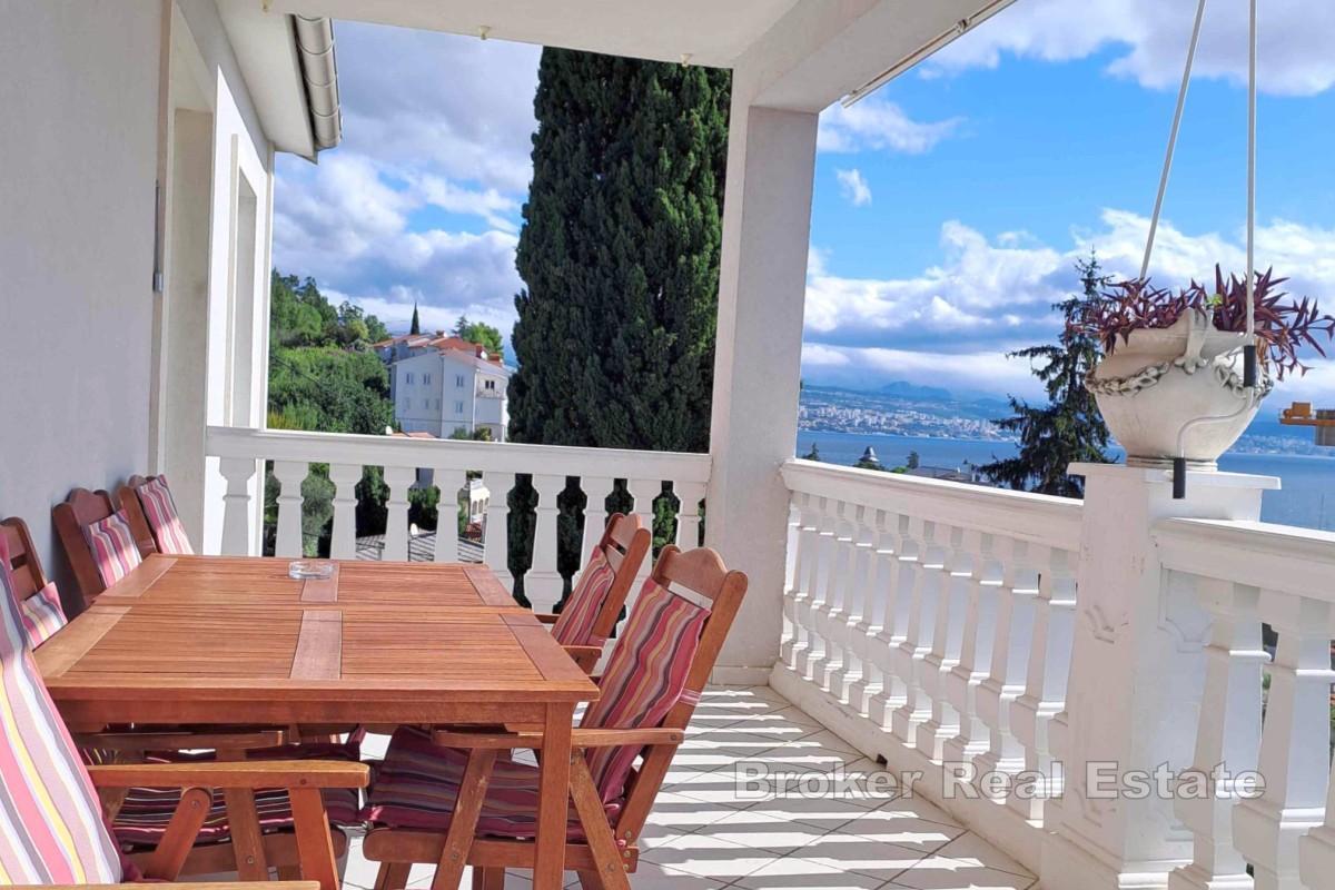 Wohnung in einer Villa mit Taverne, Garten und Meerblick