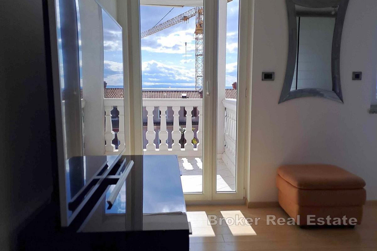 Wohnung in einer Villa mit Taverne, Garten und Meerblick