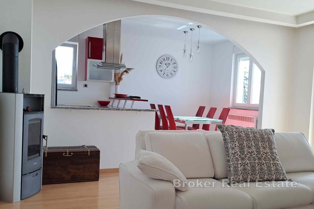 Wohnung in einer Villa mit Taverne, Garten und Meerblick