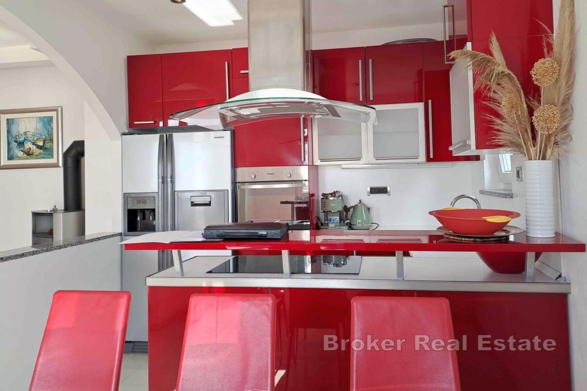 Wohnung in einer Villa mit Taverne, Garten und Meerblick