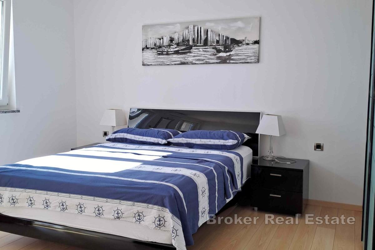 Wohnung in einer Villa mit Taverne, Garten und Meerblick