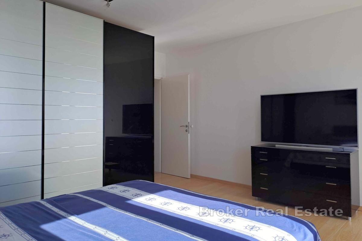 Wohnung in einer Villa mit Taverne, Garten und Meerblick