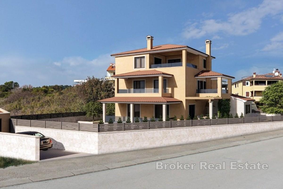 Una villa con piscina in una posizione incantevole