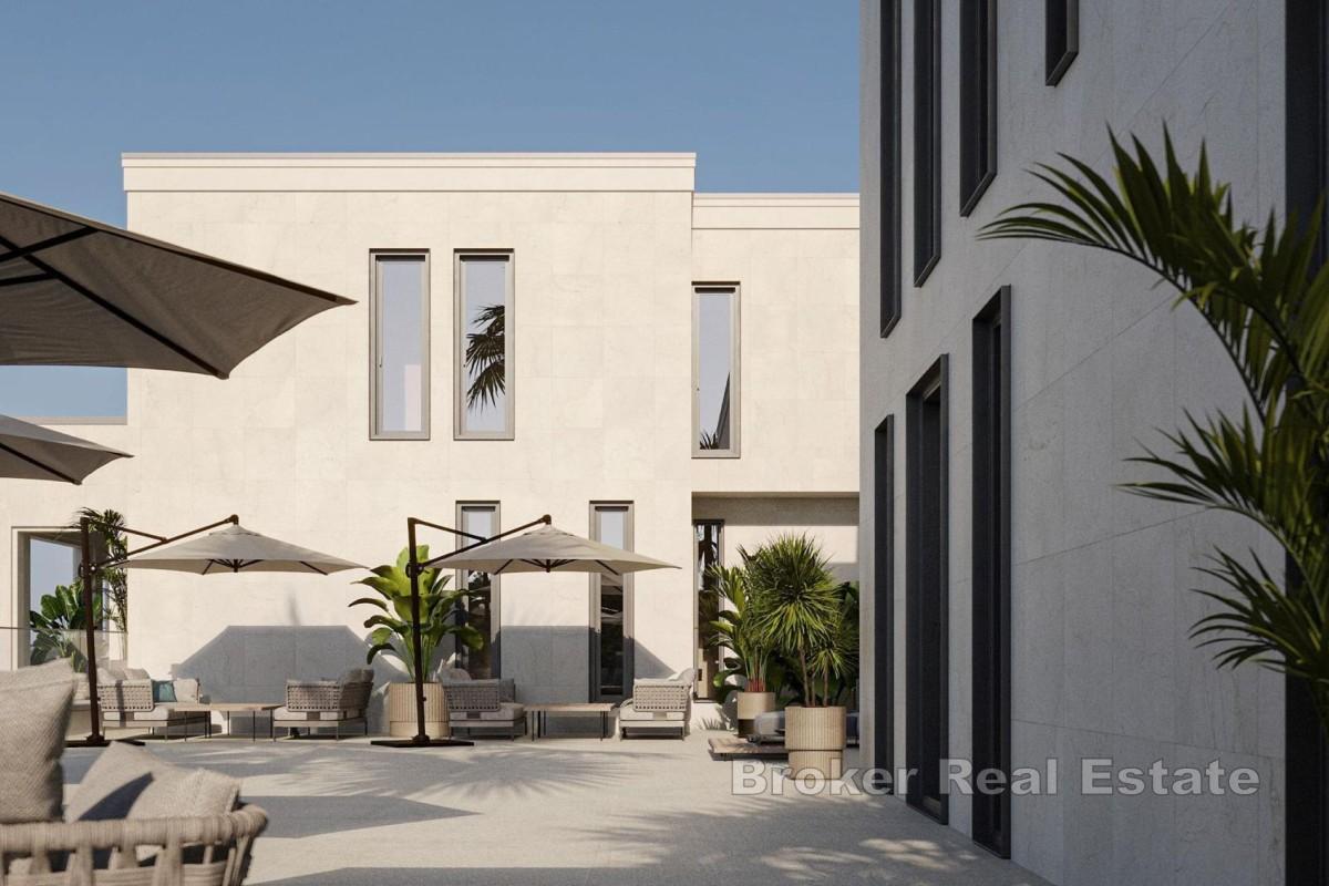 Byggnadsmark med projekt vid havet