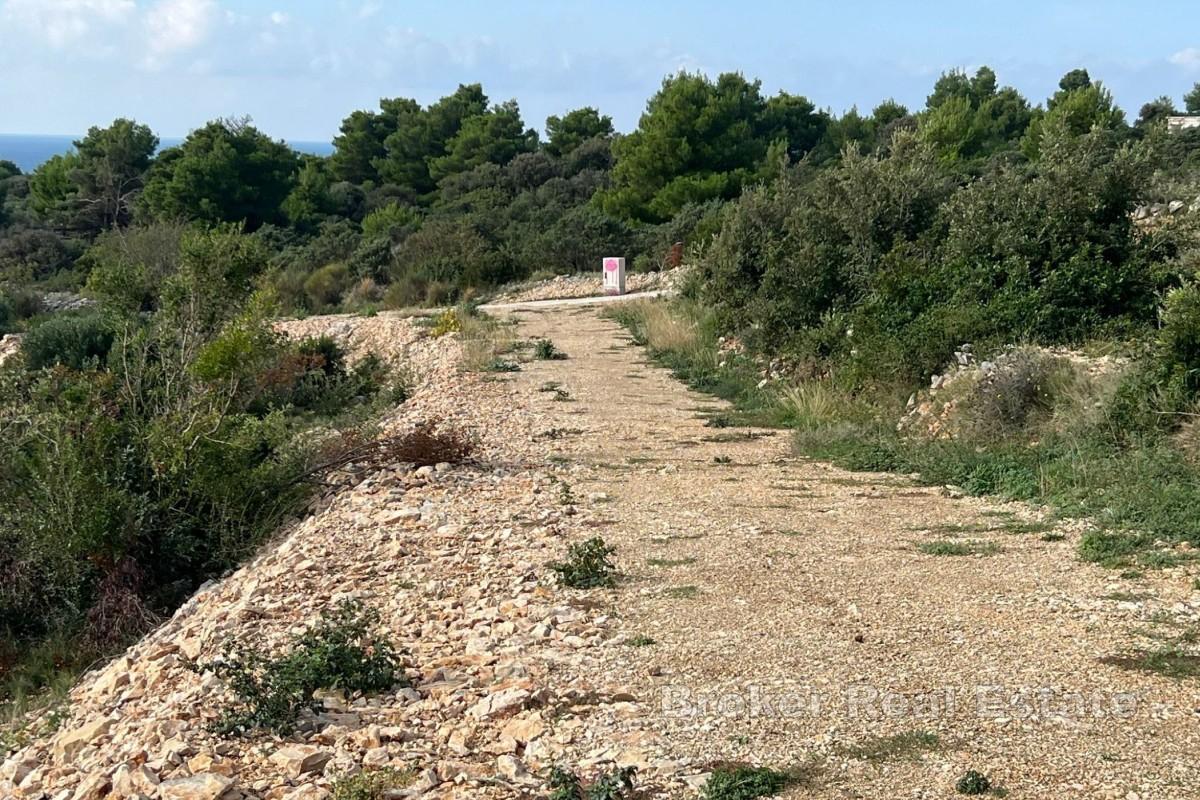 Byggnadsmark med projekt vid havet