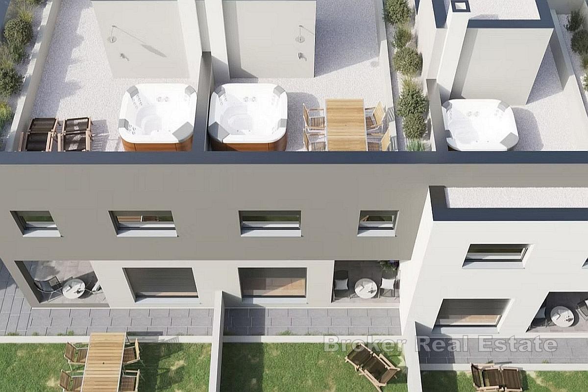 Dom so záhradou a strešnou terasou v pokojnom prostredí