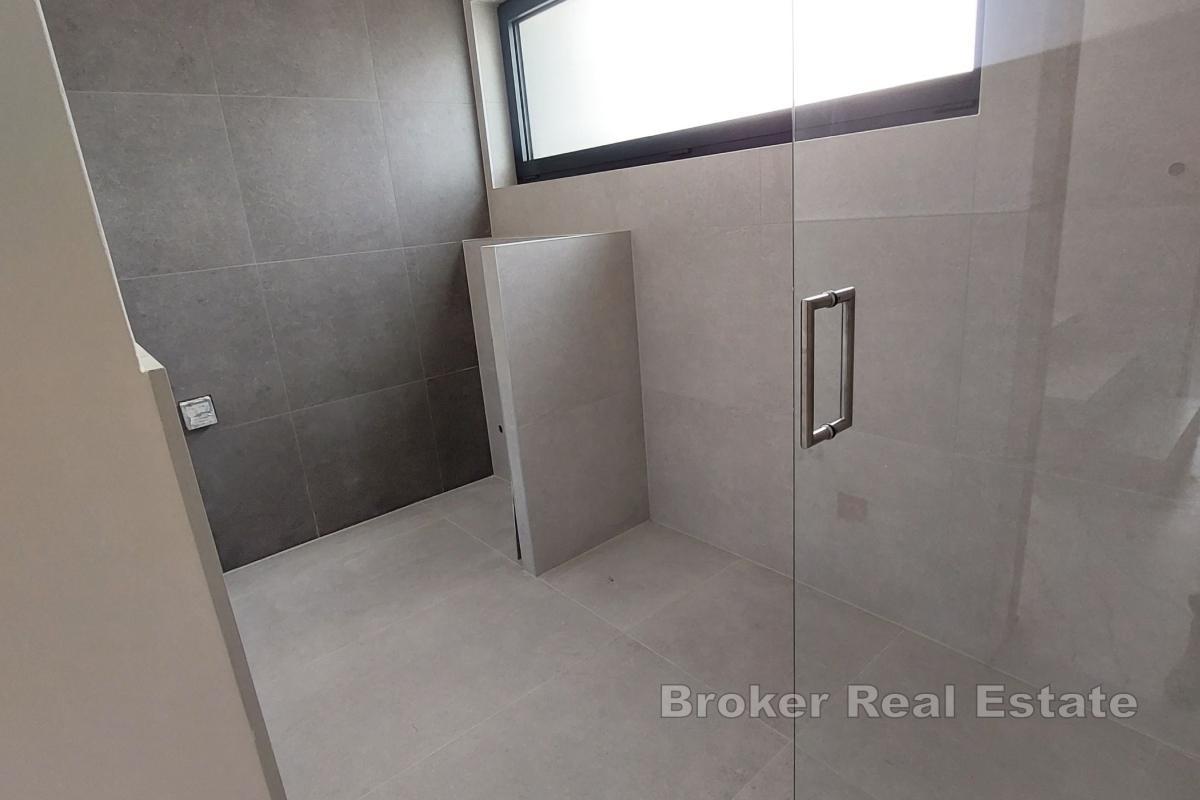 Dom so záhradou a strešnou terasou v pokojnom prostredí