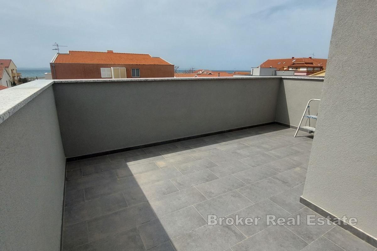 Dom so záhradou a strešnou terasou v pokojnom prostredí